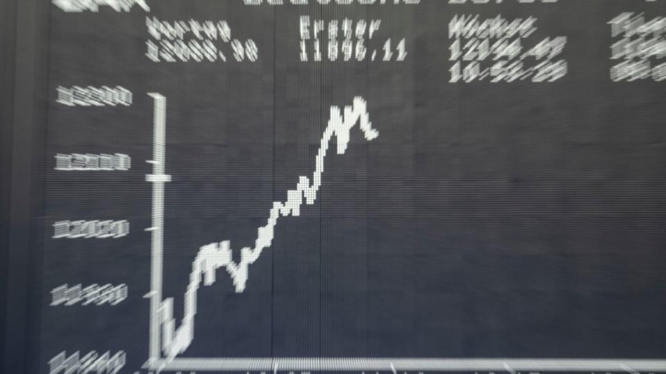 Die Dax-Kurve im Handelssaal der Frankfurter Börse auf der großen Tafel.