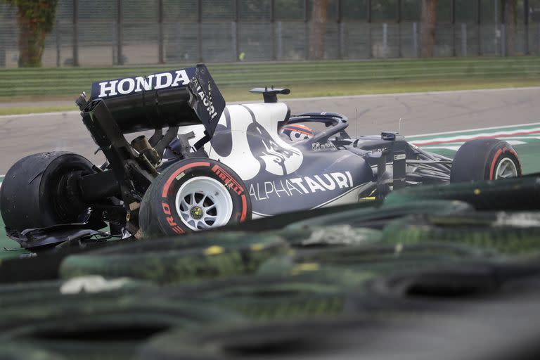 El piloto japonés Yuki Tsunoda de AlphaTauri choca su auto durante los entrenamientos de calificación para el Gran Premio de Fórmula Uno de Emilia Romagna