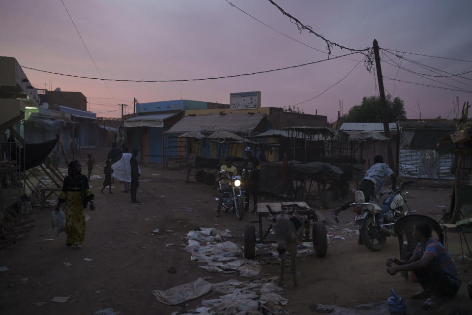 Residentes caminan en el mercado central de Selibaby, Mauritania, el 8 de diciembre de 2021. (AP Foto/Felipe Dana)