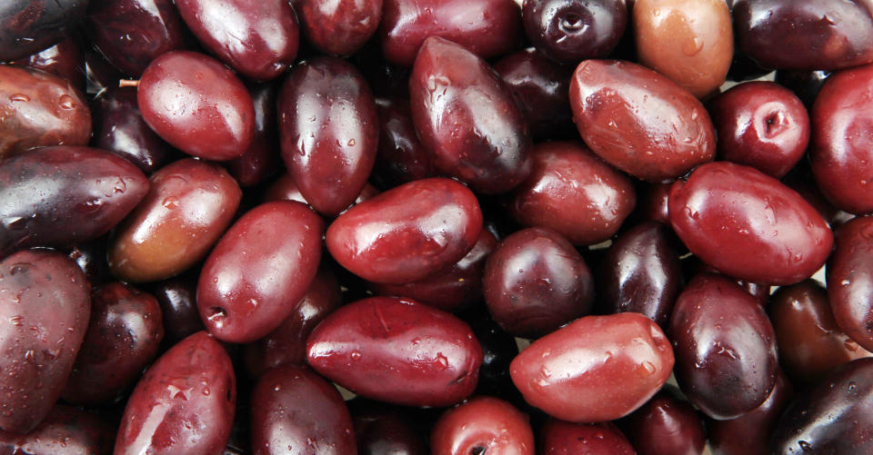 Echte „schwarze“ Oliven sind eher rot-violett und uneinheitlich gefärbt (Bild: Getty Images)