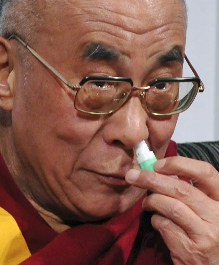 Nasenspray ist ein beliebtes Mittel gegen akute Erkältungssymptome. Auch der Dalai Lama benutzt es. (Bild: AP Photo)