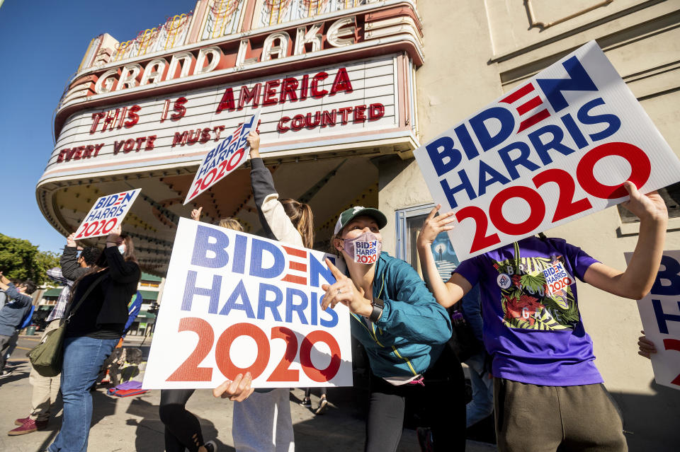 Un grupo de personas celebra la victoria del presidente electo Joe Biden y la vicepresidenta electa Kamala Harris en Oakland, California, el sábado 7 de noviembre de 2020. (AP Foto/Noah Berger)