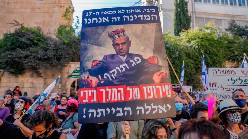 Manifestantes israelíes en una protesta contra "el rey Bibi" en Jerusalén el 24 de julio de 2020. 