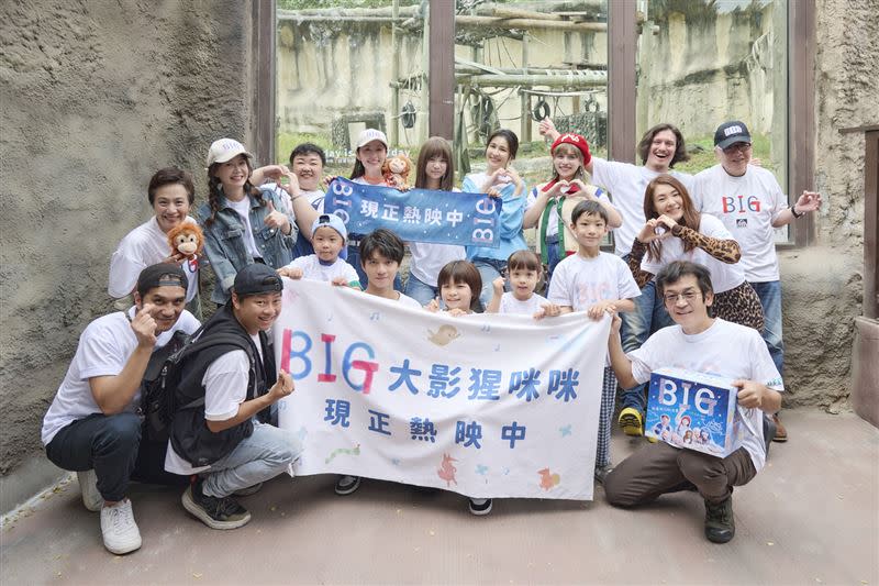 魏德聖帶《BIG》演員群到壽山動物園。（圖／米倉影業提供）