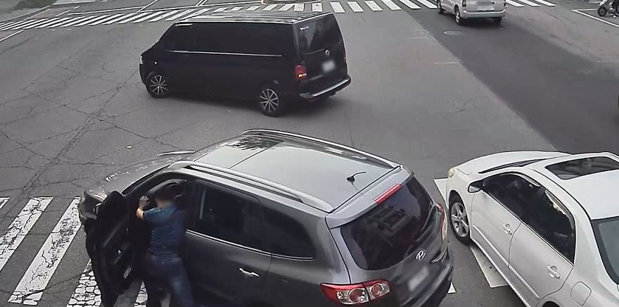 ▲男主人趕來查看愛車，試圖獨自移車車子卻紋風不動。