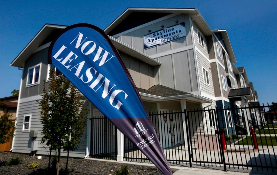 A sail banner advertising “Now Leasing” moves in the breeze on West Fourth Avenue outside the recently built Skyline Apartments complex in Kennewick. There was welcome breathing room for some Tri-Citians in the market for a new apartment where average rents have dropped in Kennewick. Rents rose in both Richland and West Richland.