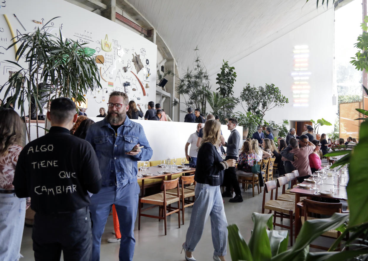 “An Impending Disaster (collaborations)”, de Claudia Comte, es parte de la exposición Desert Flood en LagoAlgo. Comte esculpió un bosque de cactus en mármol y los plantó en 30 toneladas de arena importada de Veracruz (Ramiro Chaves)