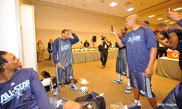 TBT: Allen Iverson Cuts Off Braids During 2009 All-Star Weekend