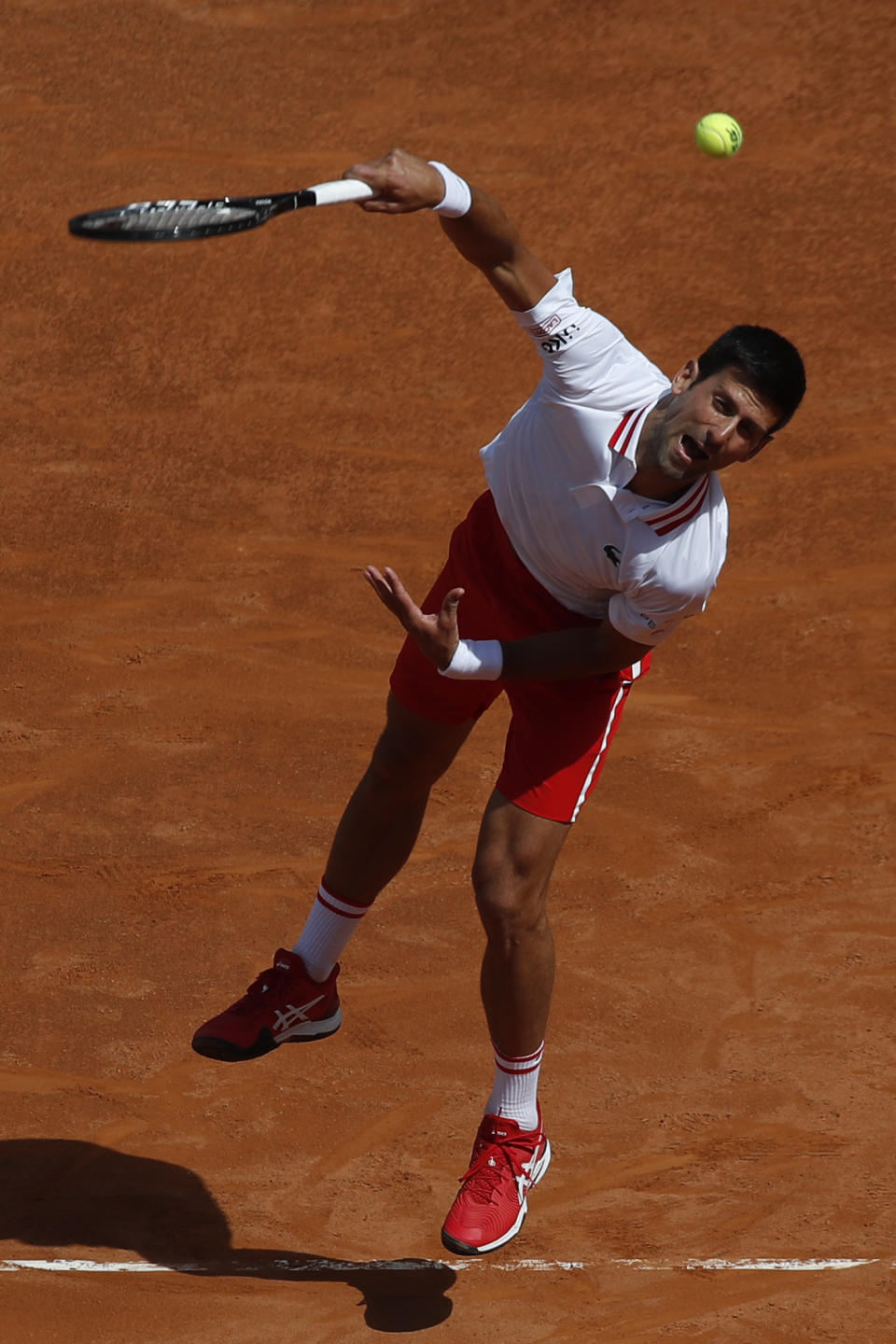 Novak Djokovic sirve ante el español Alejandro Davidovich Fokina en el Abierto de Italia el jueves, 13 de mayo del 2021, en Roma. (AP Foto/Alessandra Tarantino)