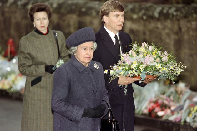 British Queen Elizabeth II (C) arrives on March 17, 1996 with Princess Ann and a member of the Scottish Office to lay a wreath et the entrance of Dunblane Primary School, where a gunman shot 16 children and a teacher on March 13, 1996. / AFP / GERRY PENNY (Photo: GERRY PENNY via Getty Images)