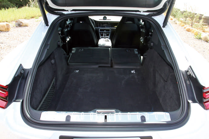 Porsche Panamera 4 E-Hybrid的行李廂標準容積為405公升，並可使用6/4分離座椅傾倒來擴充裝載空間。 版權所有/汽車視界