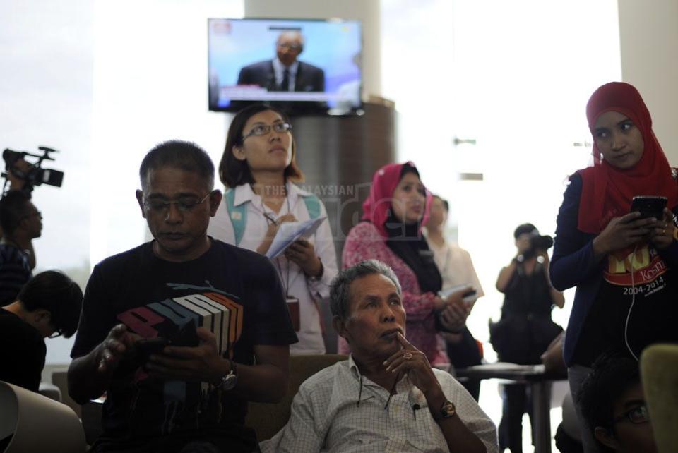 Keluarga dan waris penumpang dan anak kapal MH370 menonton siaran langsung sidang media Perdana Menteri, Datuk Seri Najib Razak di lobi Hotel Everly, Putrajaya. – Gambar The Malaysian Insider oleh Nazir Sufari, 15 Mac, 2014.