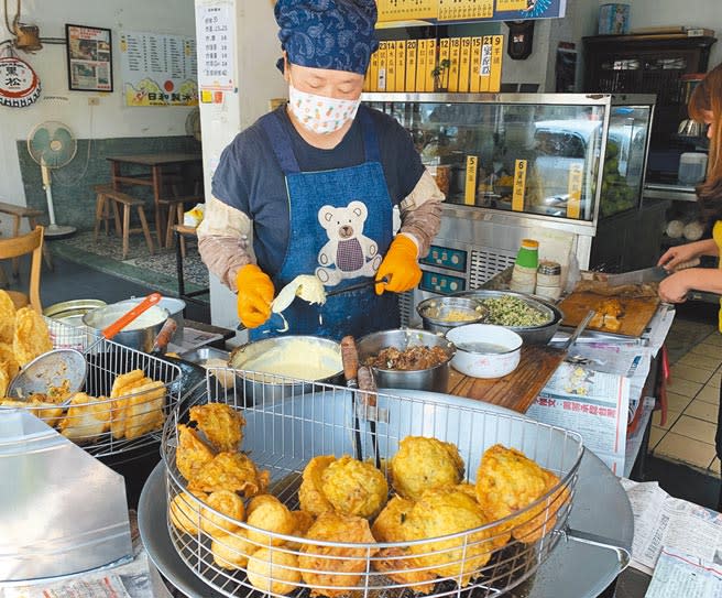 嘉義縣鹿草鄉「日和製冰部」第3代汪英琪研發出鳳梨蚵嗲，口味爽口還多了層次感，吃過的顧客都誇清爽不膩。（呂妍庭攝）