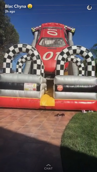 Una casa inflable con temática de auto fue un éxito entre los chicos.