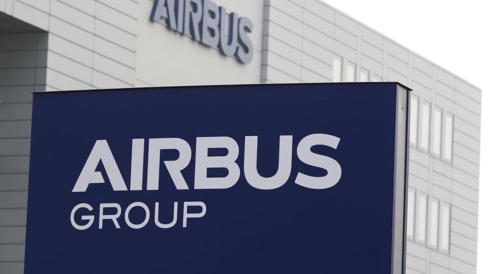 Die Airbus Group hält für das laufende Jahr am Plan fest, mindestens so viele Verkehrsflugzeuge auszuliefern wie im Krisenjahr 2020.