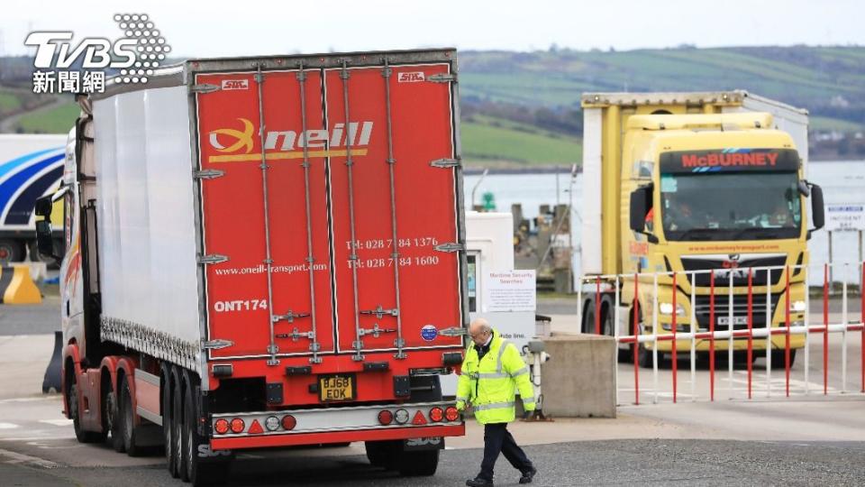 貨運卡車在北愛爾蘭拉恩港接受檢查。（圖／達志影像美聯社資料畫面）
