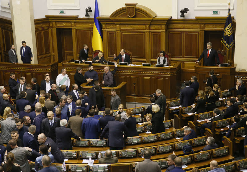 Le parlement ukrainien a voté lundi soir l'instauration de la loi martiale pour une durée de 30 jours dans les zones les plus vulnérables d'Ukraine après l'incident survenu entre les marines russe et ukrainienne dans le détroit de Kertch. /Photo prise le 26 novembre 2018/REUTERS/Valentyn Ogirenko