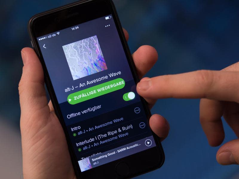 Musikstreamingdienste wie Spotify können auch ohne Netzverbindung genutzt werden. Um die Daten vorzuladen, braucht man allerdings ein kostenpflichtiges Abo. Foto: Andrea Warnecke