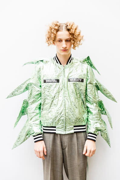 Chaqueta alocada. El diseñador belga, Walter Van Beirendonck, sorprendió con esta divertida chaqueta verde. ¿Te gusta? - Foto: Tristan Fewings/Getty Images