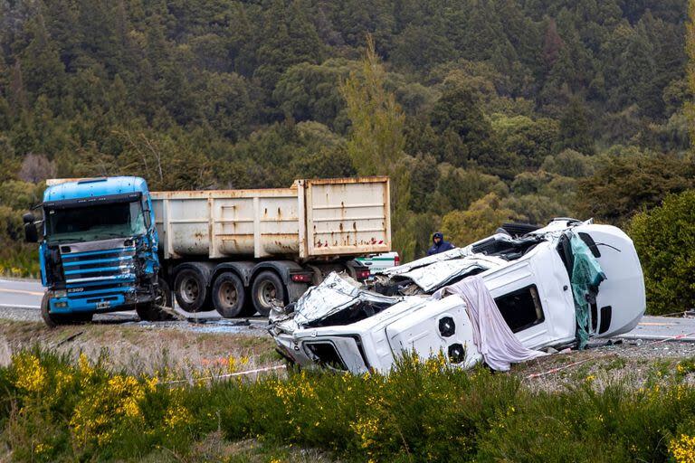 Siete personas murieron cuando una combi que transportaba a un grupo de turistas, que se dirigía a realizar una excursión por la Ruta de los Siete Lagos chocó de manera semi frontal contra un camión entre Bariloche y Villa La Angostura