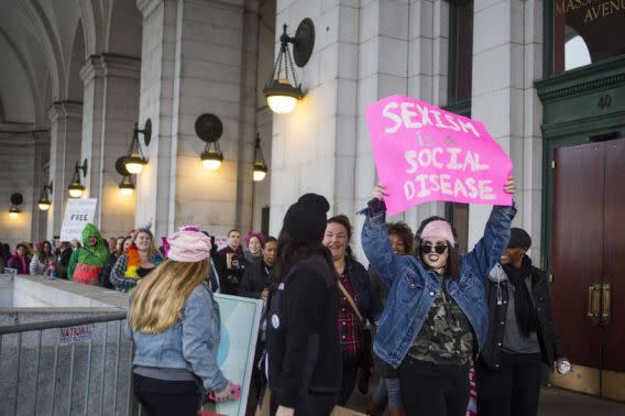 Mujeres marchan en Washington y en el resto del mundo en 1er día completo de Trump