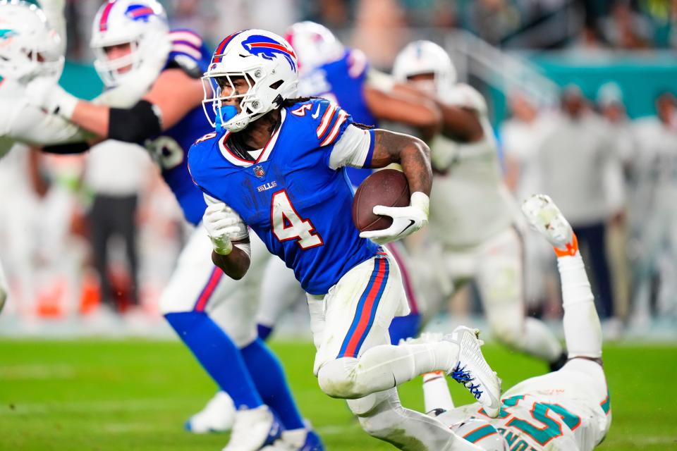 MIAMI GARDENS, FLORIDA - JANUARY 07: James Cook #4 of the Buffalo Bills rushes during the fourth quarter against the Miami Dolphins at Hard Rock Stadium on January 07, 2024 in Miami Gardens, Florida. (Photo by Rich Storry/Getty Images)