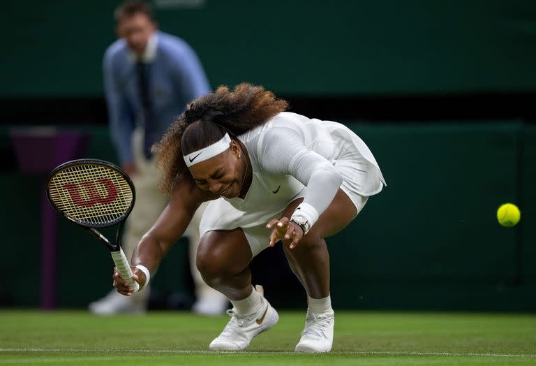 Serena Williams abandona por lesión el torneo de Wimbledon en primera ronda