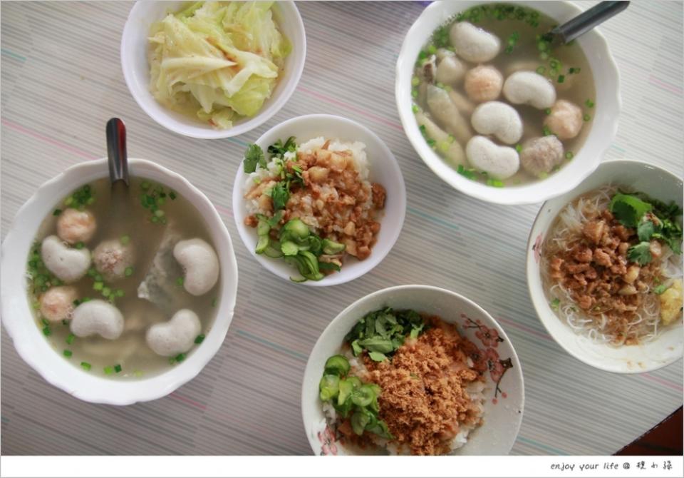 [台南小吃]百元虱目魚丸綜合湯讓人意猶未盡～再來一盤水果大滿足！