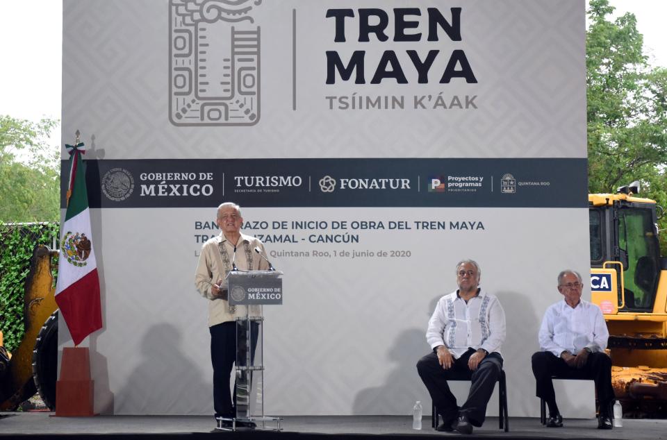 El presidente de México, Andrés Manuel López Obrador, habla durante la colocación de la primera piedra del tren turístico 