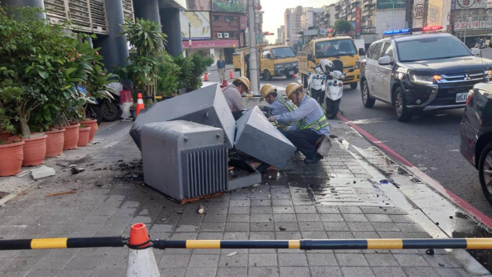 高雄市27歲丁姓男駕駛疑因恍神，不慎衝撞亭置式變壓器，造成826戶停電。讀者提供