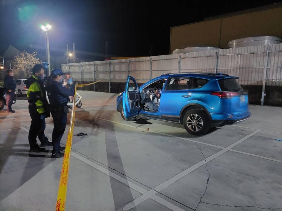 鹽水發生槍擊案，一名男子疑在休旅車內舉槍自戕，被送往醫院搶救，警方在案發現場拉起封鎖線，調查釐清案發原因。（讀者提供）