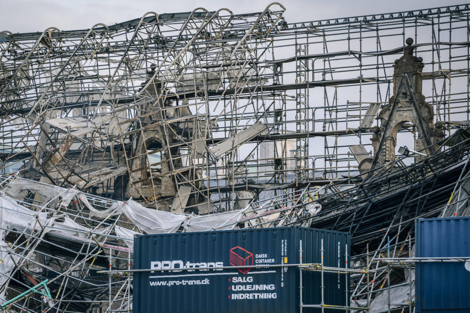 La façade de la vieille Bourse de Copenhague effondrée, le 18 avril 2024.