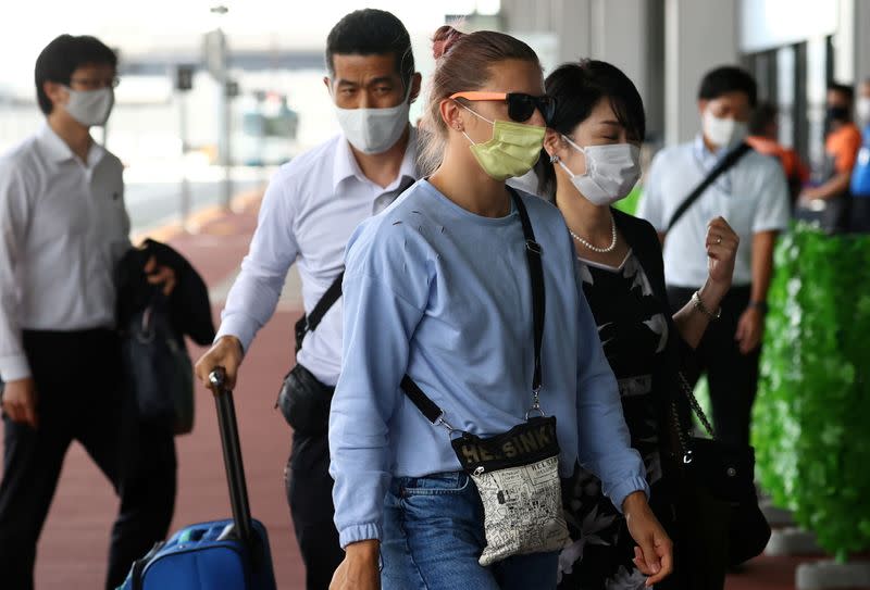 La velocista bielorrusa Krystsina Tsimanouskaya, quien se refugió en la embajada de Polonia en Tokio, llega al aeropuerto internacional de Narita para partir hacia Viena, en Narita, al este de Tokio, Japón