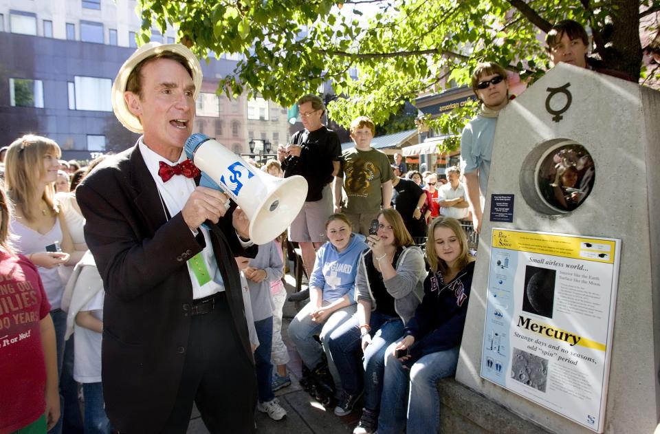 Bill Nye "The Science Guy" leads a crowd through the Sagan Planet Walk in 2008