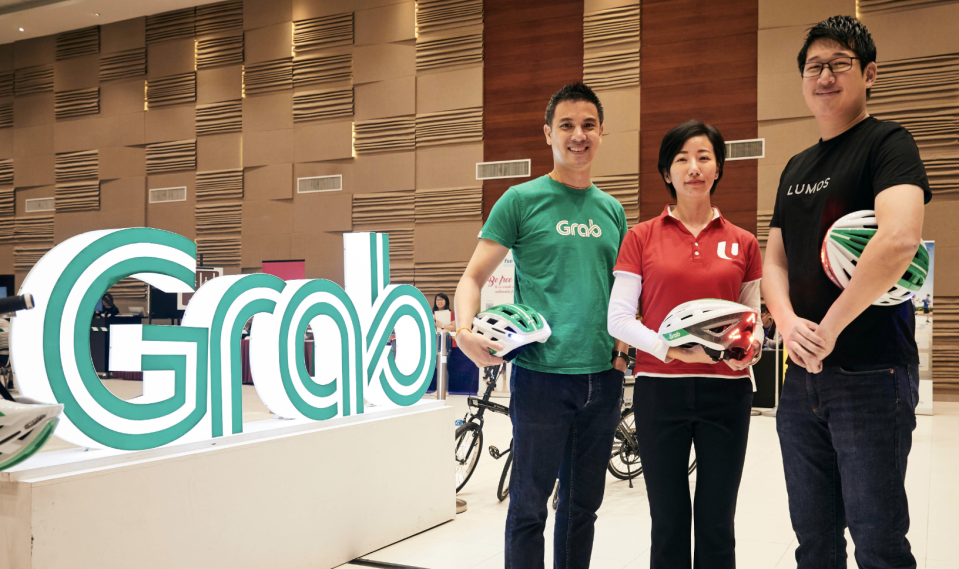 Grab unveiled new safety initiatives for GrabFood delivery-partners. From left: Andrew Chan, Head of Transport, Grab Singapore; Jean See, Acting Director of NTUC’s U FSE (Freelancers and Self-Employed) Unit and Eu-wen Ding, CEO and co-founder of Lumos. (PHOTO: Grab)