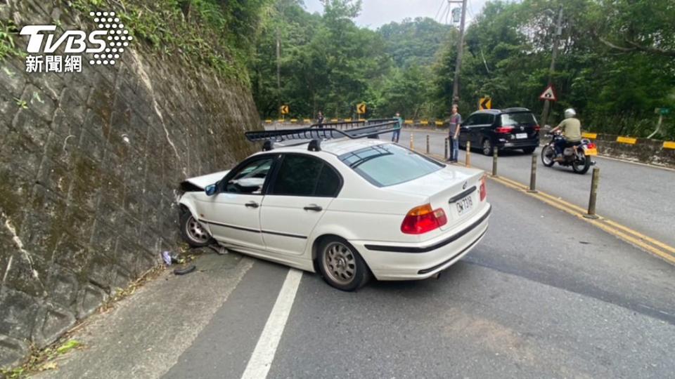 BMW駕駛當下為了閃避，撞上山壁。（圖／TVBS）