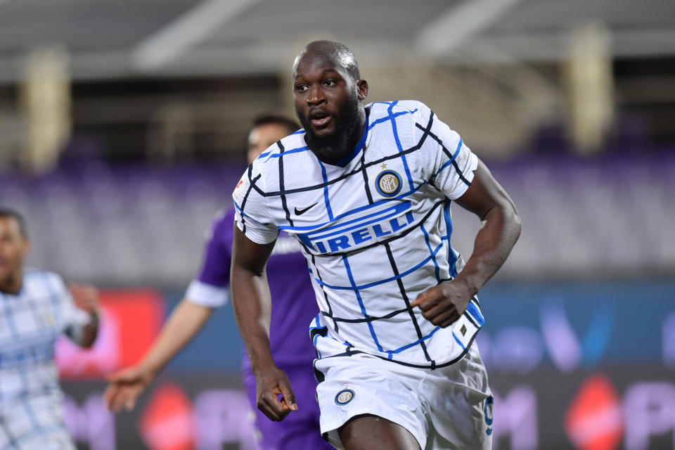 Romelu Lukaku celebra tras anotar el segundo gol del Inter de Milán para vencer 2-1 a la Fiorentina en los octavos de final de la Copa Italia, el miércoles 13 de enero de 2021, en Florencia. (Jennifer Lorenzini/LaPresse vía AP)