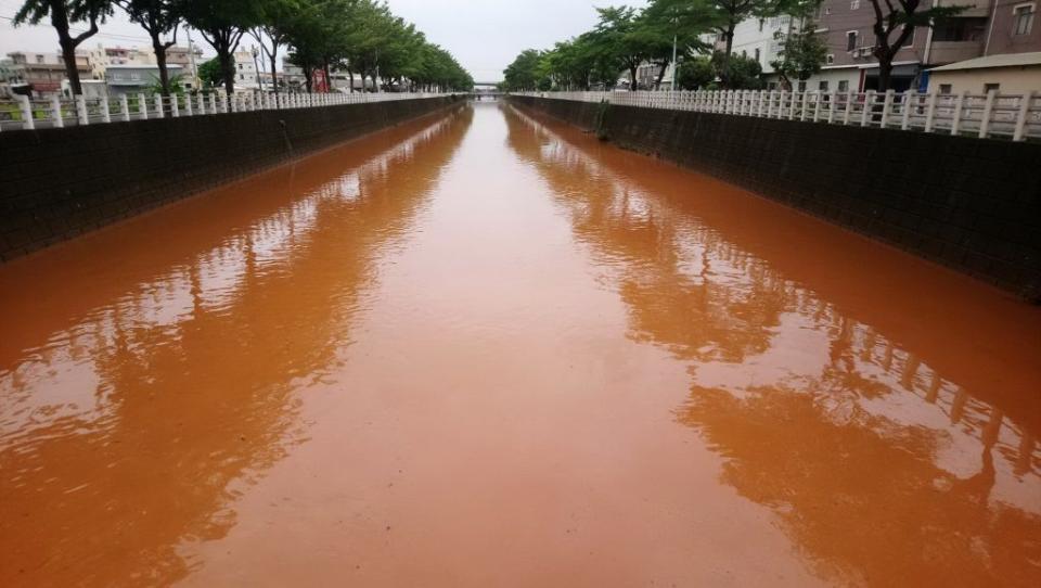 梧棲大排水溝每逢大雨後都會出現「黃河」，混濁黃泥水最後排入台中港池。（記者陳金龍攝）