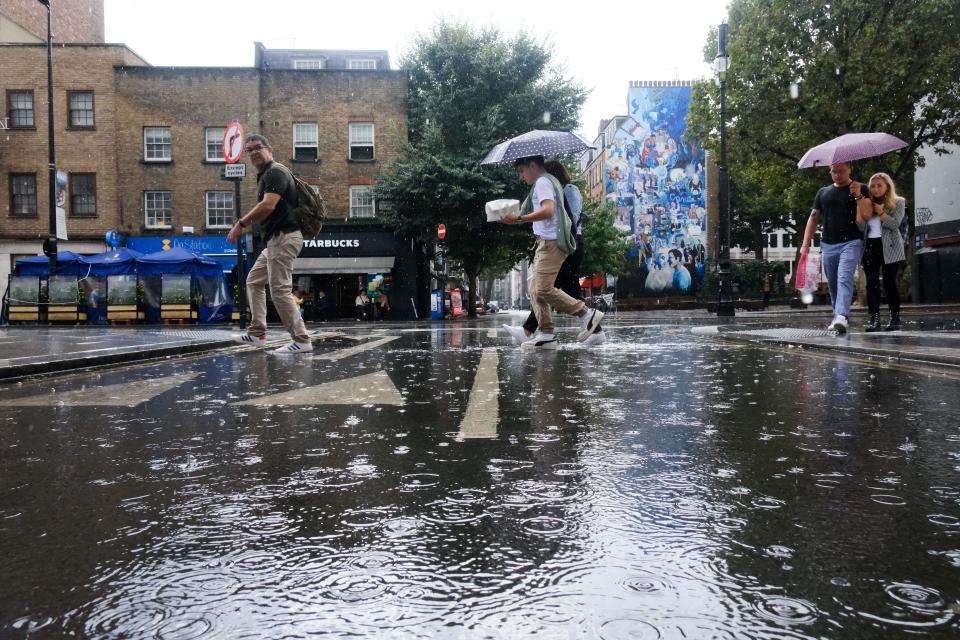 London, UK. 8th Sept 2024. UK Weather: heavy downpour of rain in central London. Credit: Matthew Chattle/Alamy Live News