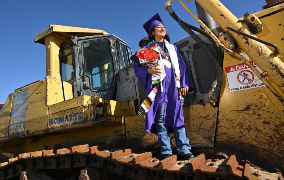 Elizabeth Gonzales-Cortes, de 18 años, se gradúa de Madera South High School. Irá a la UC Irvine para estudiar biología y pre-medicina. Fotografía del viernes 17 de mayo de 2024 en las afueras de Madera.