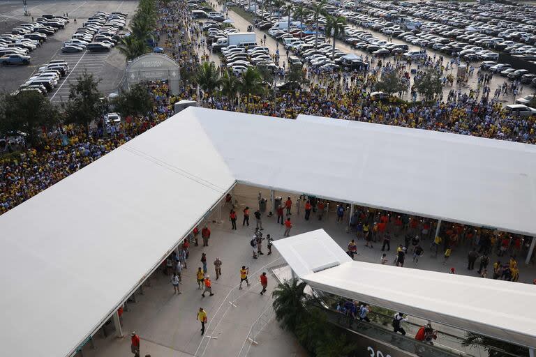 Los hinchas intentan ingresar al estadio en medio de disturbios previos al partido final de la Copa América 2024 entre Argentina y Colombia.