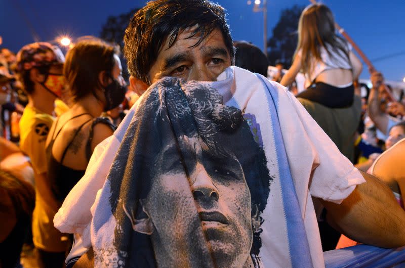 Varias personas lloran por la muerte de la leyenda del fútbol Diego Armando Maradona fuera del centro médico legal donde fue enviado su cuerpo en Buenos Aires