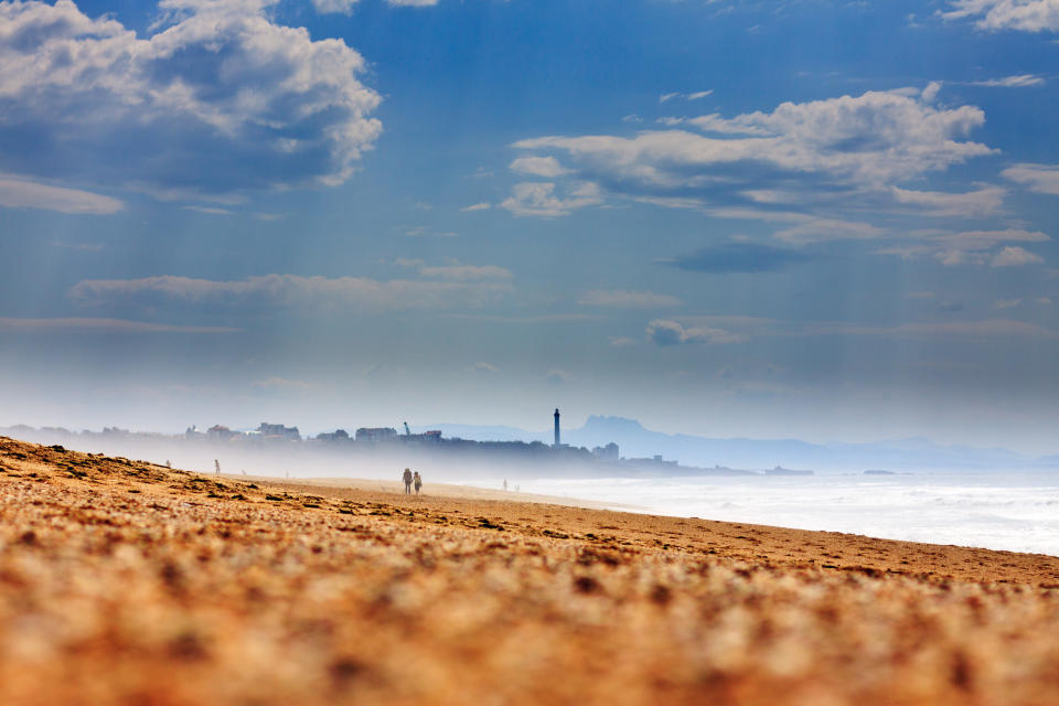 Derrière Bayonne et Biarritz, une autre ville de la côte basque se distingue. Surnommée "La Petite Californie", Anglet plaît aux touristes avec ses onze plages réparties le long de ses 4,5 kilomètres de front de mer.