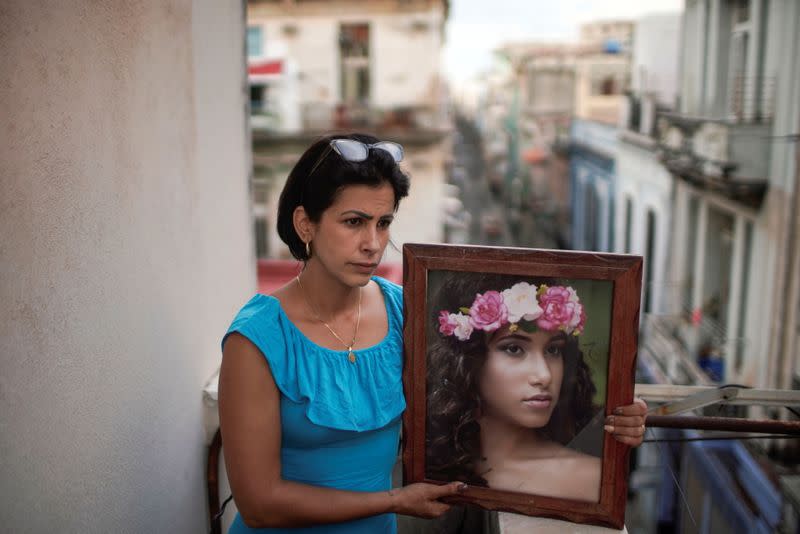 Heissy Celaya posa con un retrato de su hija Amanda Celaya, detenida por la policía durante una protesta, en La Habana, Cuba.