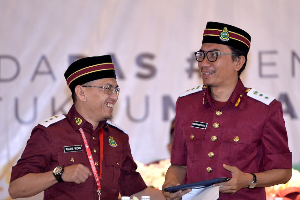 Muhammad Khalil Abdul Hadi congratulates newly-elected PAS Youth Chief Khairil Nizam Khirudin (left) during the Dewan Pemuda PAS Muktamar in Gambang, Pahang June 20, 2019. — Picture by Mukhriz Hazim
