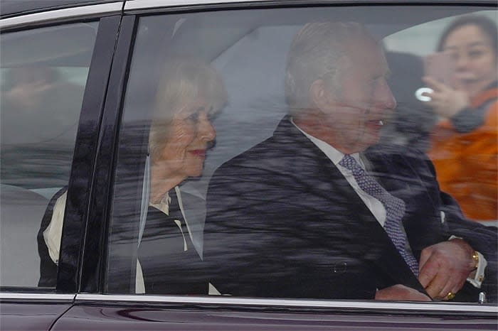 Carlos III saliendo de Clarence House con Camilla por primera vez tras conocerse que padece cáncer