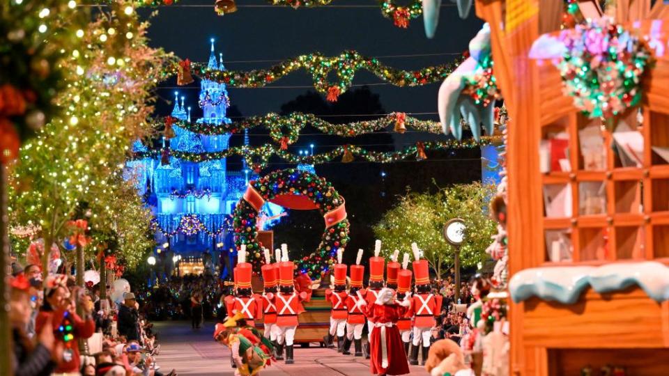 best christmas parades disneyland