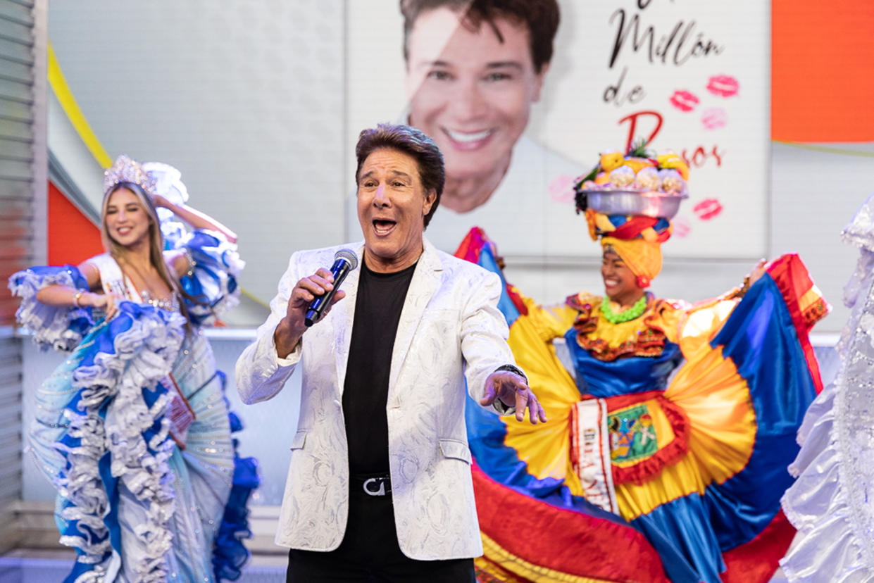 A inicios de la primavera 2023, Fernando Allende presentó el tema 'Un millón de besos' para celebrar sus 50 años de carrera (Crédito: John Parra/Getty Images).