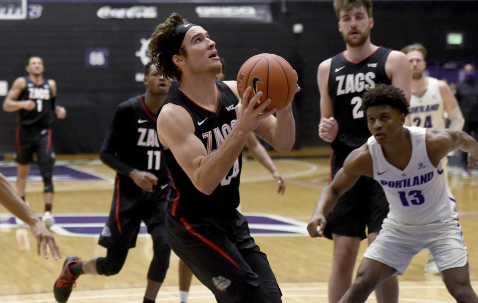 Corey Kispert drives to the basket.