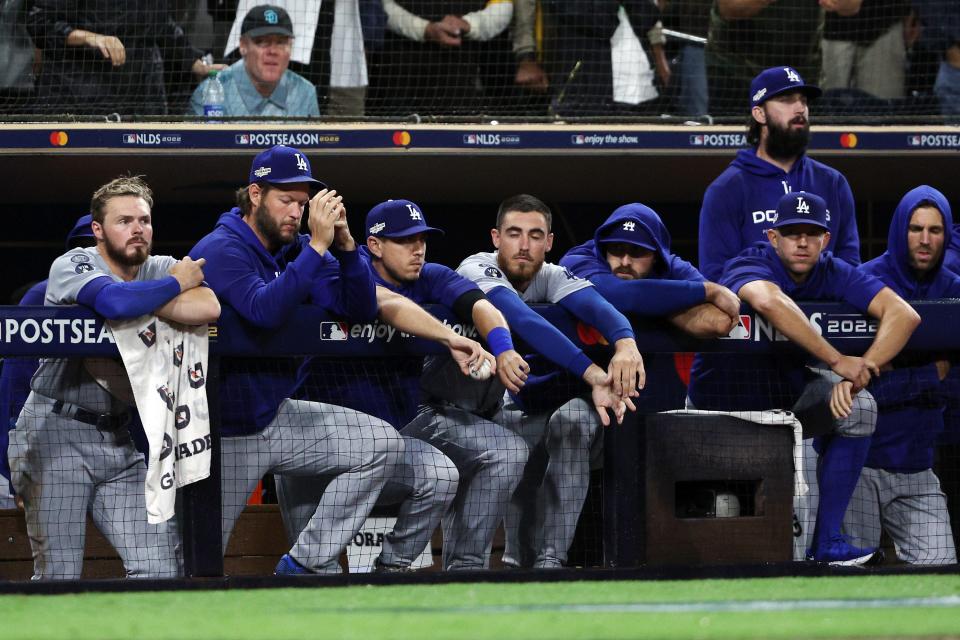 El banquillo de los Dodgers de Los Ángeles reacciona durante la novena entrada contra los Padres de San Diego en el Juego 4 de la Serie Divisional de la Liga Nacional.